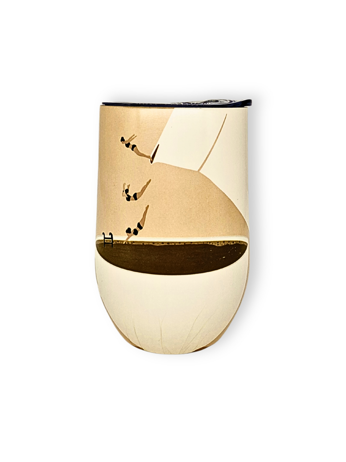 Thermobecher von ChicMic mit denen Menschen zeigt, die aus einer Kaffeekanne in eine große Tasse mit Kaffee springen. , ideal für den Kaffeegenuss unterwegs.