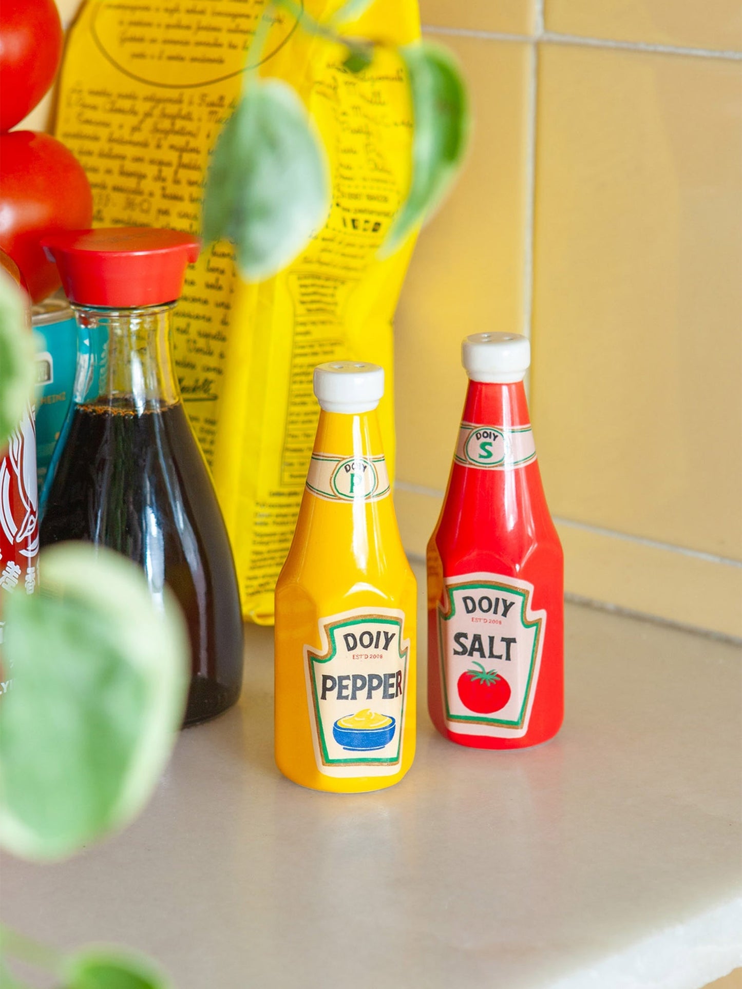 DOIY Salz und Pfefferstreuer "Corner Shop" bringen Farbe in Ihre Küche und sind praktische Küchenhelfer.