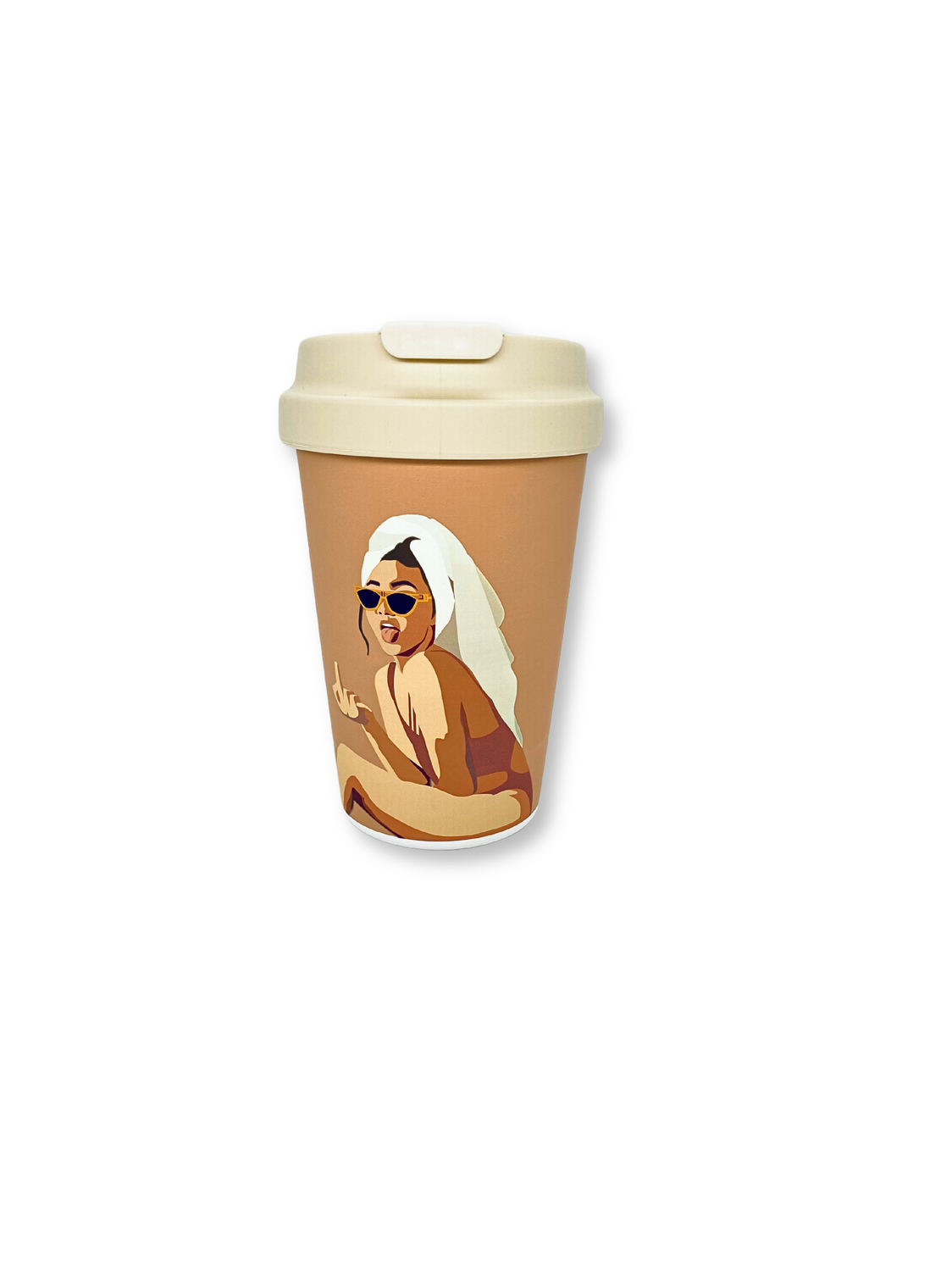 Wiederverwendbarer Becher mit einem grafischen Design einer Frau mit Sonnenbrille und Handtuch auf dem Kopf, die sich umdreht und in die Kamera schaut. Kaffeebecher mit Kylie 