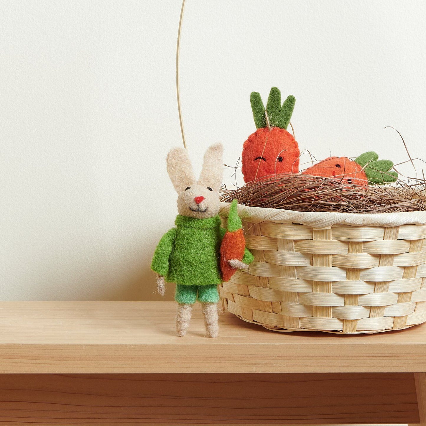 RicoDesign Osterdeko Filzanhänger Hase mit Möhre