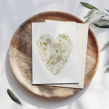 Wildblumen Atelier Klappkarte Herz aus crémefarbenen Blumen
