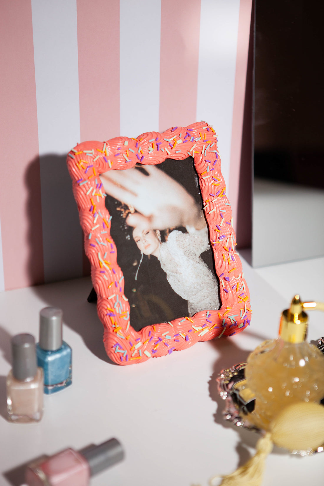Bunter DOIY Bilderrahmen „Sweetie“ mit Zuckerguss-Design, perfekt für süße Erinnerungen auf jedem Tisch.