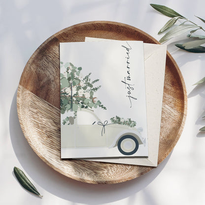 Wildblumenatelier Klappkarte 'just married' mit süßem Auto und Eukalyptus