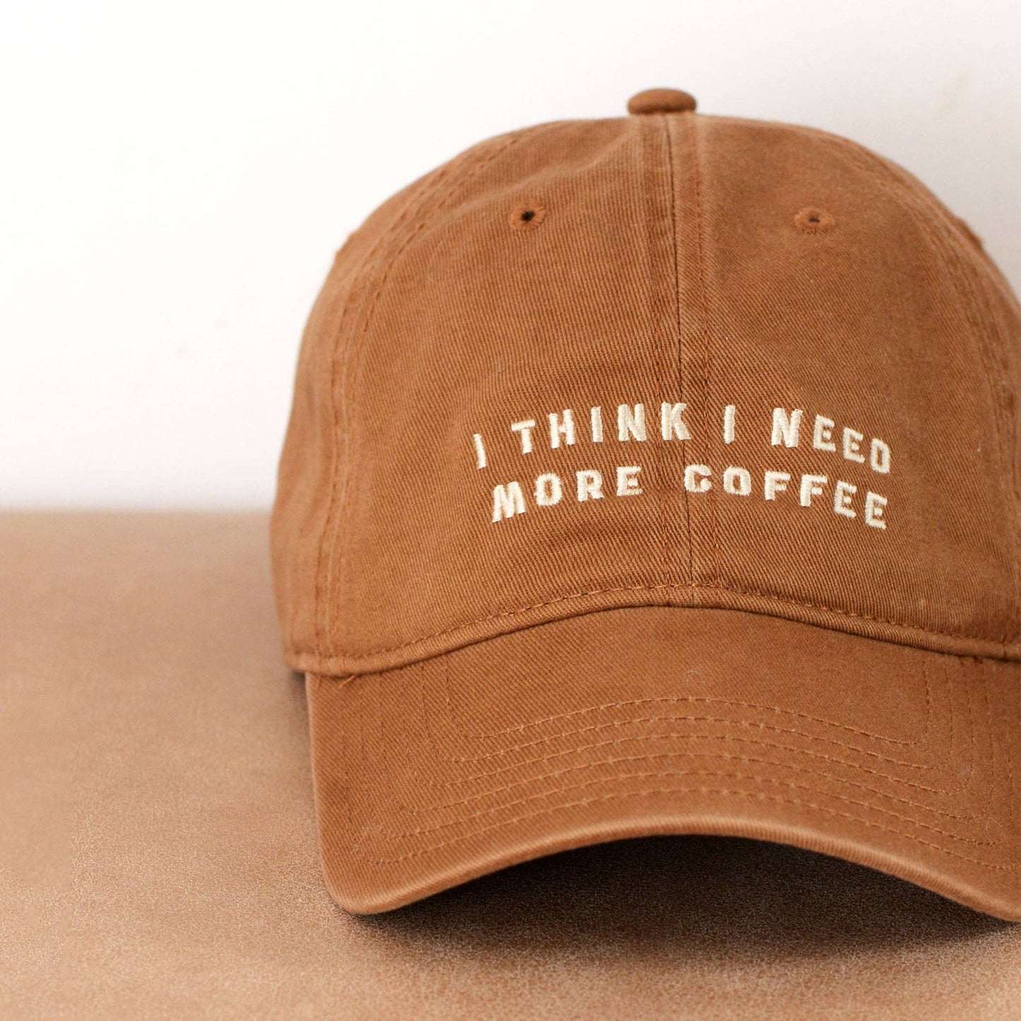 AlphabetBags - I think I need more coffee– Baumwoll-Baseballkappe