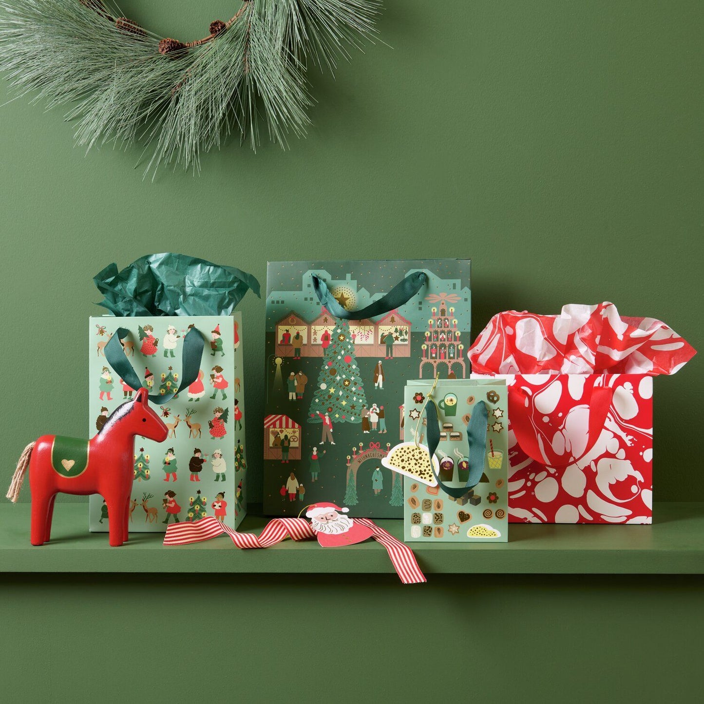 Rico Design Geschenktüte Weihnachtsmarkt L
26x32x12cm